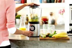 Making a slimming smoothie in a blender