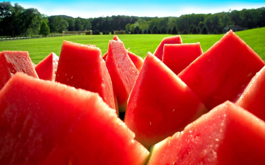 Watermelon soup pieces will help remove toxins from the body